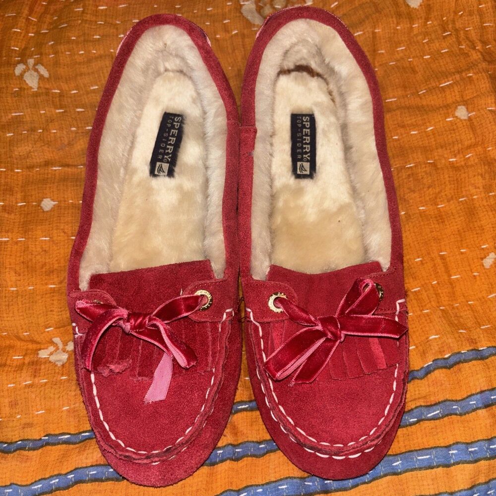 Sperry Women's Faux Shearling Moccasin Slippers in a red suede Size 8 EUC